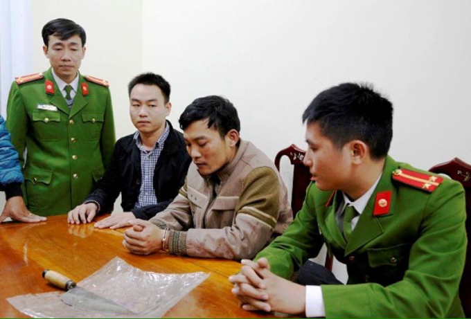 Đối tượng Trần Hậu C&ocirc;ng (thứ 2 b&ecirc;n phải) kẻ giết bạn m&igrave;nh chỉ v&igrave; x&iacute;ch m&iacute;ch tr&ecirc;n b&agrave;n nhậu.