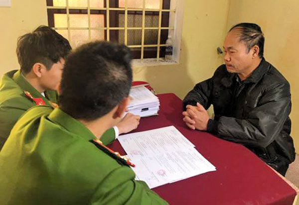 Đối tượng Vũ Đ&igrave;nh Hợp tại cơ quan điều tra. (Ảnh: C&ocirc;ng an Thanh H&oacute;a cung cấp).