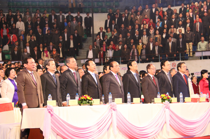 C&aacute;c l&atilde;nh đạo v&agrave; đại biểu thực hiện Nghi lễ ch&agrave;o cờ Kỷ niệm 20 năm Ng&agrave;y th&agrave;nh phố trực thuộc Trung ương (01/01/1997-01/01/2017).