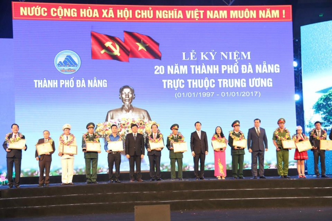 Cũng nh&acirc;n dịp n&agrave;y, Th&agrave;nh uỷ, HĐND, UBND, Ủy ban MTTQ Việt Nam th&agrave;nh phố đ&atilde; trao tặng Danh hiệu C&ocirc;ng d&acirc;n ti&ecirc;u biểu cho 20 c&aacute; nh&acirc;n. Đ&acirc;y l&agrave; hoạt động &yacute; nghĩa nhằm t&ocirc;n vinh, khen thưởng c&aacute;c c&aacute; nh&acirc;n c&oacute; th&agrave;nh t&iacute;ch xuất sắc, ti&ecirc;u biểu đ&oacute;ng g&oacute;p đặc biệt trong sự nghiệp x&acirc;y dựng v&agrave; ph&aacute;t triển th&agrave;nh phố.