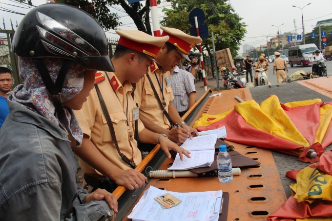 Trong năm 2016, C&ocirc;ng an Ho&agrave;ng Mai đ&atilde; xử l&yacute; gần 4.000 trường hợp vi phạm, thu ng&acirc;n s&aacute;ch hơn 1 tỷ đồng (Ảnh minh họa - Văn Lịnh).