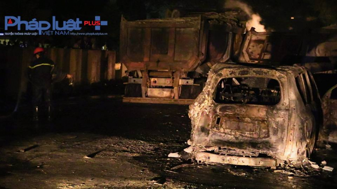 Cả 4 chiếc xe đều bị ch&aacute;y rụi (Ảnh: tiến Vũ).