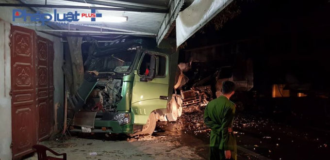 Đầu xe được gốc c&acirc;y lớn cản lại (Ảnh: Tiến Vũ).