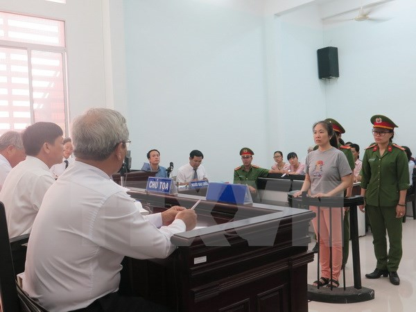 Quang cảnh phi&ecirc;n t&ograve;a.