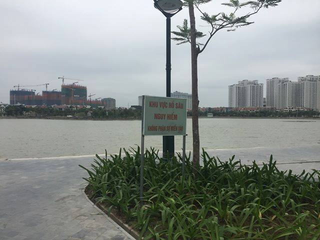 Nơi ph&aacute;t hiện thi thể tr&ecirc;n mặt hồ.