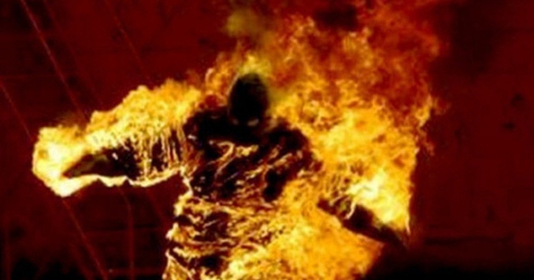 Người đàn ông tẩm xăng tự thiêu dưới gốc cây đa