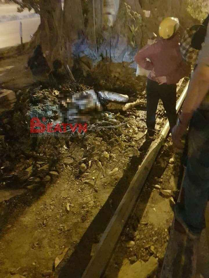 Hiện trường vụ người đ&agrave;n &ocirc;ng tự thi&ecirc;u tại gốc c&acirc;y đa. (Ảnh: Beat.vn)