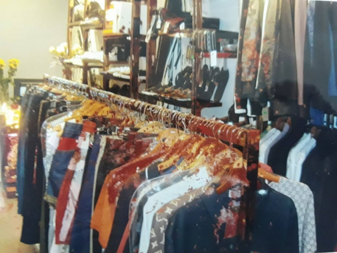 Quần &aacute;o bị hắt chất bẩn.