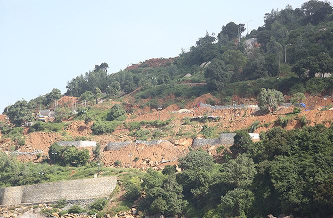 Hiện trạng 40 nền m&oacute;ng biệt thự ở Sơn Tr&agrave; sau khi x&acirc;y dựng k&egrave; chống sạt lở. Ảnh chụp s&aacute;ng ng&agrave;y 1/12. Theo &ocirc;ng H&ugrave;ng, Sở đ&atilde; phối hợp với c&aacute;c đơn vị li&ecirc;n quan thống nhất x&acirc;y k&egrave; bằng đ&aacute; hộc để chống sạt lở, y&ecirc;u cầu ho&agrave;n th&agrave;nh trước 31/8. Tuy nhi&ecirc;n, chủ đầu tư kh&ocirc;ng thực hiện đ&uacute;ng tiến độ n&ecirc;n Sở cho gia hạn ho&agrave;n th&agrave;nh v&agrave;o ng&agrave;y 30/11. &nbsp;Ảnh Nguyễn Th&agrave;nh