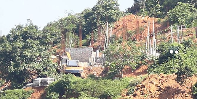 Cận cảnh một vị tr&iacute; tại khu vực 40 nền m&oacute;ng biệt thự tại Sơn Tr&agrave; sau khi x&acirc;y k&egrave; chống sạt lở. Sở x&acirc;y dựng TP Đ&agrave; Nẵng cho biết: việc chủ đầu tư triển khai x&acirc;y dựng hiện nay tại dự &aacute;n Khu du lịch Biển Ti&ecirc;n Sa l&agrave; x&acirc;y dựng k&egrave; chắn để bảo vệ chống sạt lở theo chỉ đạo của UBND TP.Đ&agrave; Nẵng. Ảnh Nguyễn Th&agrave;nh