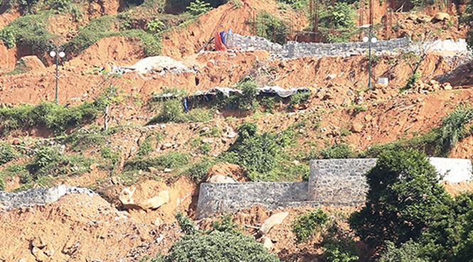 Nh&igrave;n từ b&atilde;i biển Ti&ecirc;n Sa, c&aacute;c đoạn tường lớn được cho l&agrave; k&egrave; chống sạt lở được nh&igrave;n thấy r&otilde;. Sở x&acirc;y dựng Đ&agrave; Nẵng sau khi kiểm tra tại đ&acirc;y khẳng định &ldquo;kh&ocirc;ng c&oacute; việc x&acirc;y dựng lại c&aacute;c hạng mục kh&aacute;c tại dự &aacute;n&rdquo;. Ảnh Nguyễn Th&agrave;nh&nbsp;