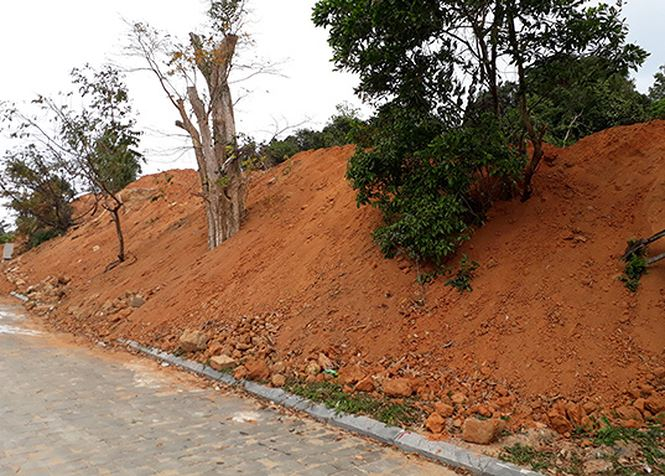 H&igrave;nh ảnh sạt lở tại một khu vực trong khu&ocirc;n vi&ecirc;n 40 nền m&oacute;ng biệt thự, trước khi x&acirc;y k&egrave;. Ảnh chụp hồi th&aacute;ng 3/2017. Ảnh Nguyễn Th&agrave;nh