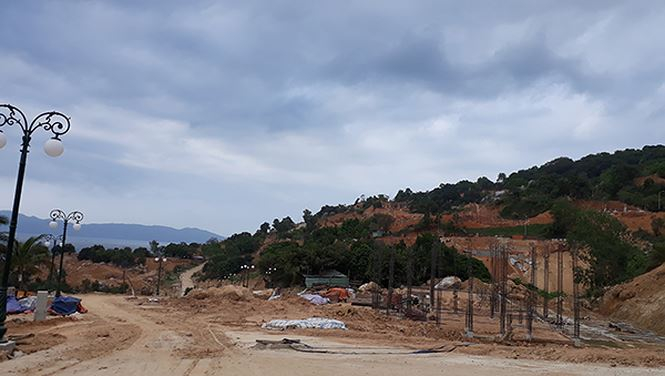 Quang cảnh 40 nền m&oacute;ng biệt thự &ldquo;c&agrave;y xới&rdquo; b&aacute;n đảo Sơn Tr&agrave; (chụp hồi th&aacute;ng 3/2017). To&agrave;n bộ dự &aacute;n đ&atilde; dừng thi c&ocirc;ng. Hiện nay, Thanh tra Ch&iacute;nh phủ đang tiến h&agrave;nh thanh tra to&agrave;n diện việc chấp h&agrave;nh ph&aacute;p luật đối với c&aacute;c dự &aacute;n đầu tư x&acirc;y dựng tr&ecirc;n b&aacute;n đảo Sơn Tr&agrave;. UBND Th&agrave;nh phố Đ&agrave; Nẵng cũng vừa ra văn bản tạm thời chưa giải quyết c&aacute;c thủ tục li&ecirc;n quan đến c&aacute;c giao dịch bất động sản c&oacute; li&ecirc;n quan (chuyển đổi, chuyển nhượng, cho thu&ecirc;, thế chấp, g&oacute;p vốn bằng gi&aacute; trị quyền sử dụng đất, tặng cho quyền sử dụng đất, t&agrave;i sản tr&ecirc;n đất, chuyển nhượng vốn&hellip;) đối với c&aacute;c dự &aacute;n tại khu vực b&aacute;n đảo Sơn Tr&agrave;.