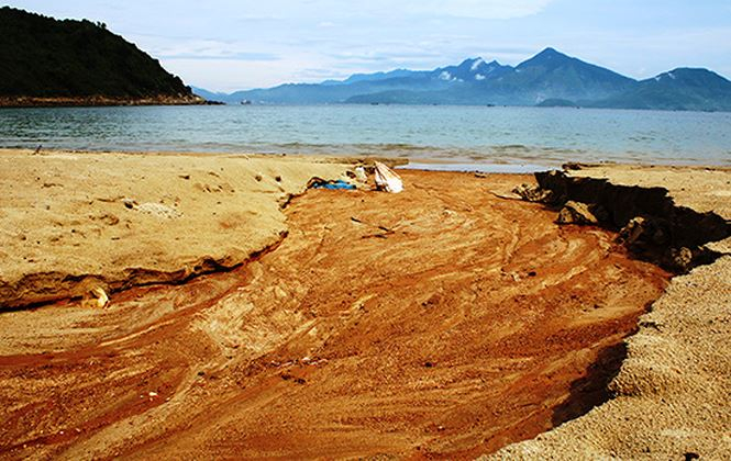 Như Tiền Phong đ&atilde; phản &aacute;nh, sau khi ngừng thi c&ocirc;ng, tại khu vực biển Ti&ecirc;n Sa xuất hiện b&ugrave; đất chảy từ 40 khu nền m&oacute;ng biệt thự xuống biển. Th&aacute;ng 7/2017, Chủ tịch UBND TP Đ&agrave; Nẵng đ&atilde; c&oacute; văn bản thống nhất cho ph&eacute;p triển khai giải ph&aacute;p chống sạt lở tại c&aacute;c vị tr&iacute; xung yếu c&oacute; nguy cơ sạt lở v&agrave; trượt đất tại dự &aacute;n Khu du lịch Biển Ti&ecirc;n Sa. Theo đ&oacute;, UBND TP Đ&agrave; Nẵng đồng &yacute; việc triển khai một số giải ph&aacute;p chống sạt lở tại khu vực 40 nền m&oacute;ng biệt thự tr&aacute;i ph&eacute;p của dự &aacute;n Khu nghỉ dưỡng biển Ti&ecirc;n Sa theo như b&aacute;o c&aacute;o của Sở X&acirc;y dựng tr&igrave;nh l&ecirc;n trước đ&oacute;. Ảnh Nguyễn Th&agrave;nh