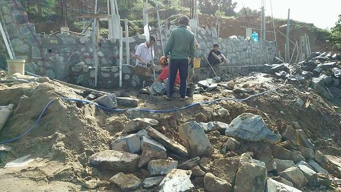 Ng&agrave;y 30/11, tr&ecirc;n mạng x&atilde; hội xuất hiện mộ số h&igrave;nh ảnh c&aacute;c c&ocirc;ng nh&acirc;n đang thi c&ocirc;ng tại khu vực 40 nền m&oacute;ng biệt thự tại b&aacute;n đảo Sơn Tr&agrave;. Những h&igrave;nh ảnh n&agrave;y nhanh ch&oacute;ng được chia sẻ v&agrave; lan truyền tr&ecirc;n mạng x&atilde; hội với nhiều &yacute; kiến tr&aacute;i chiều, nghi ngờ việc thi c&ocirc;ng trở lại tại đ&acirc;y. Chiều tối c&ugrave;ng ng&agrave;y, Sở TT&amp;amp;amp;TT v&agrave; Sở X&acirc;y dựng đ&atilde; phải tổ chức họp b&aacute;o khẩn th&ocirc;ng tin về việc n&agrave;y. Ảnh Facebook