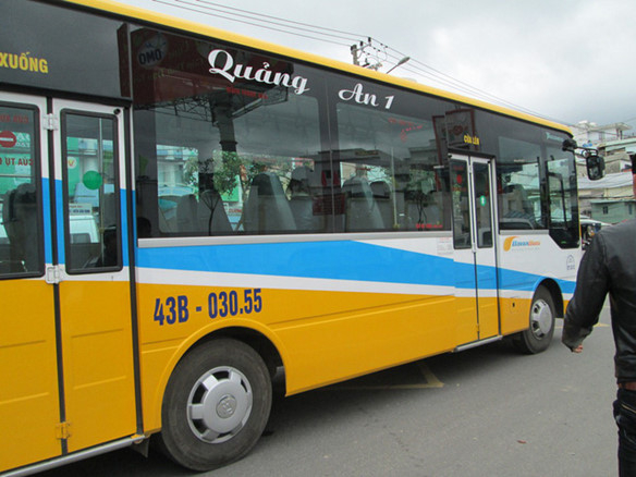 Hơn 200 t&agrave;i xế, nh&acirc;n vi&ecirc;n&nbsp;xe bus thuộc C&ocirc;ng ty CP C&ocirc;ng nghiệp Quảng An 1 chi nh&aacute;nh Đ&agrave; Nẵng đồng loạt ngừng l&agrave;m việc v&agrave;&nbsp;tập trung tại b&atilde;i đỗ xe bus ở ch&acirc;n cầu Thuận Phước