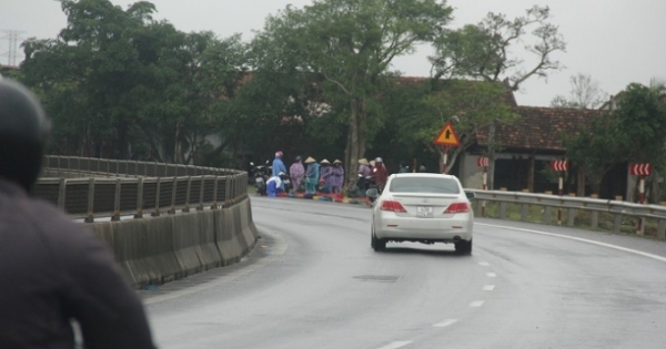 Quảng Bình: Hiểm họa chợ tự phát nơi “góc chết” cầu Gianh