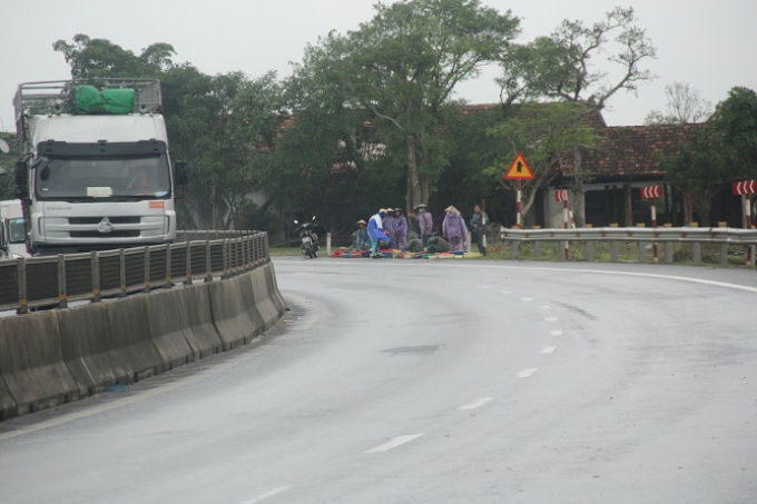 Một số người xem thường t&iacute;nh mạng bản th&acirc;n, ngang nhi&ecirc;n bu&ocirc;n b&aacute;n s&aacute;t đường Quốc lộ.