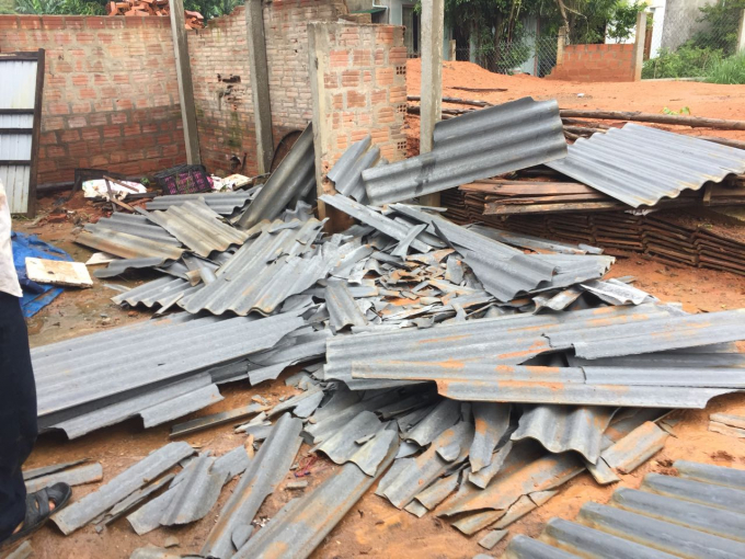 40 tấm Pr&ocirc; xi măng gia đ&igrave;nh &ocirc;ng T&acirc;m bị gia đ&igrave;nh &ocirc;ng Trần Hiệp hủy hoại.