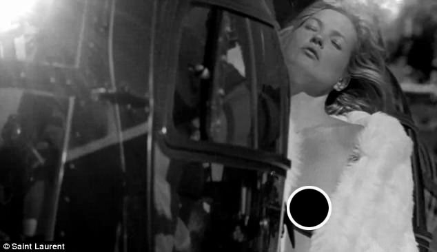 Si&ecirc;u mẫu kỳ cựu Kate Moss gợi cảm trong quảng c&aacute;o thời trang mới.