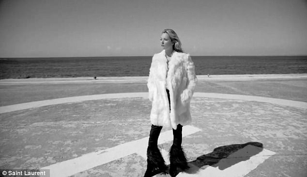 Diện tr&ecirc;n m&igrave;nh chiếc &aacute;o kho&aacute;c l&ocirc;ng, Kate Moss tự tin khoe v&ograve;ng một ở tuổi 43.