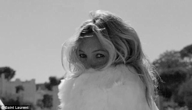 Quảng c&aacute;o thời trang n&agrave;y được thực hiện ở thời điểm 25 năm sau khi Kate Moss từng g&acirc;y tranh c&atilde;i trong một bộ ảnh quảng c&aacute;o kh&aacute;c hồi năm 1992. Khi đ&oacute;, Kate Moss 18 tuổi, c&ocirc; cũng để ngực trần xuất hiện trong bộ ảnh thời trang.