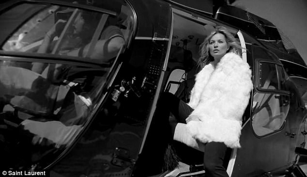 D&ugrave; đ&atilde; ở tuổi ngoại tứ tuần v&agrave; kh&ocirc;ng c&ograve;n hoạt động thường xuy&ecirc;n trong lĩnh vực người mẫu, nhưng Kate Moss vẫn lu&ocirc;n chứng tỏ đẳng cấp &ldquo;si&ecirc;u mẫu huyền thoại&rdquo; mỗi lần t&aacute;i xuất.