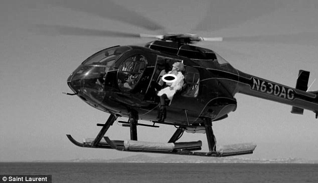 Kate Moss đẹp &ldquo;bốc lửa&rdquo; trong clip quảng c&aacute;o mới.