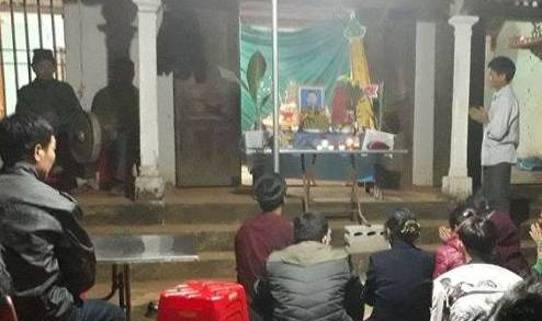 Người d&acirc;n x&atilde; Th&agrave;nh T&acirc;n đến chia buồn trước nỗi đau qu&aacute; bất ngờ của gia đ&igrave;nh.