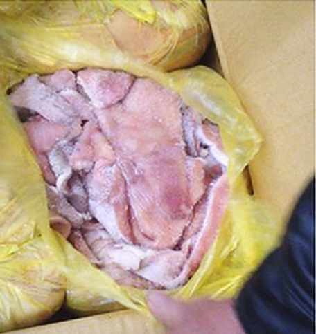 Số nội tạng tr&ecirc;n đ&atilde; bốc m&ugrave;i h&ocirc;i thối.