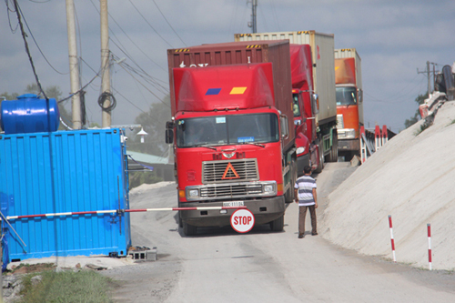 M&ocirc;̃i xe qua c&acirc;̀u sắt K&ecirc;nh Xáng phải n&ocirc;̣p phí 700.000 đ&ocirc;̀ng/lượt. Ảnh: atgt.vn