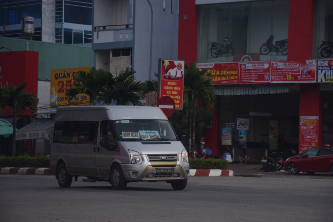 Xe B&igrave;nh Minh &ldquo;gắn m&aacute;c&rdquo; b&aacute;o Tuổi Trẻ ngang nhi&ecirc;n lộng h&agrave;nh.