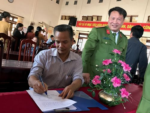 Thượng t&aacute; Nguyễn Văn Thắng- Ph&oacute; Thủ trưởng cơ quan CSĐT C&ocirc;ng an TX Phổ Y&ecirc;n v&agrave; &ocirc;ng Ho&agrave;ng Quốc Tuấn trong buổi xin lỗi, minh oan.