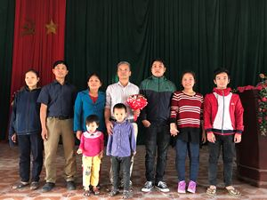 Gia đ&igrave;nh &ocirc;ng Tuấn trong niềm vui c&ocirc;ng l&yacute;.