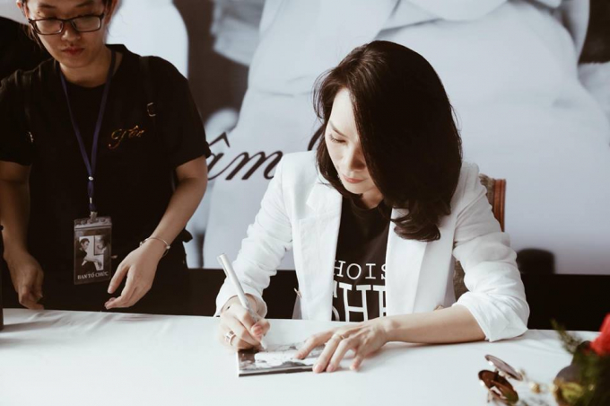 Mỹ T&acirc;m tại buổi k&iacute; tặng. Ảnh: Fanpage My Tam.