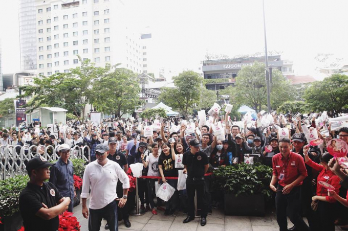 Chưa đầy một giờ ph&aacute;t h&agrave;nh, Mỹ T&acirc;m đ&atilde; ph&aacute; kỉ lục khi ti&ecirc;u thụ hơn 5.000 CD Vol.9