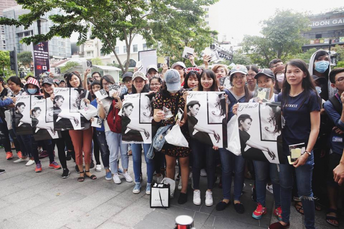 Nhiều người h&acirc;m mộ đ&atilde; c&ugrave;ng nhau khoe vũ đạo ngẫu hứng tr&ecirc;n nền nhạc một ca kh&uacute;c m&agrave; Mỹ T&acirc;m đ&atilde; h&eacute; lộ chỉ trước đ&oacute; 2 ng&agrave;y. Sự xuất hiện của họ đ&atilde; thu h&uacute;t sự ch&uacute; &yacute; của nhiều người đi đường cũng như kh&aacute;ch du lịch. Ảnh: Fanpage My Tam.