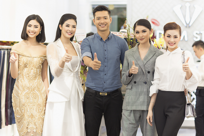 Th&ugrave;y Dung diện vest c&aacute; t&iacute;nh đến mừng Hoa hậu Ngọc H&acirc;n l&agrave;m b&agrave; chủ