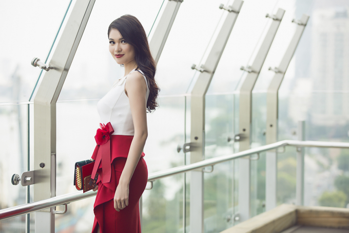 Th&ugrave;y Dung diện vest c&aacute; t&iacute;nh đến mừng Hoa hậu Ngọc H&acirc;n l&agrave;m b&agrave; chủ