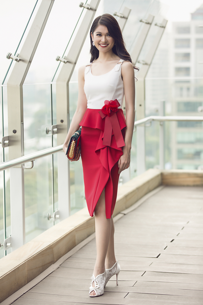 Th&ugrave;y Dung diện vest c&aacute; t&iacute;nh đến mừng Hoa hậu Ngọc H&acirc;n l&agrave;m b&agrave; chủ