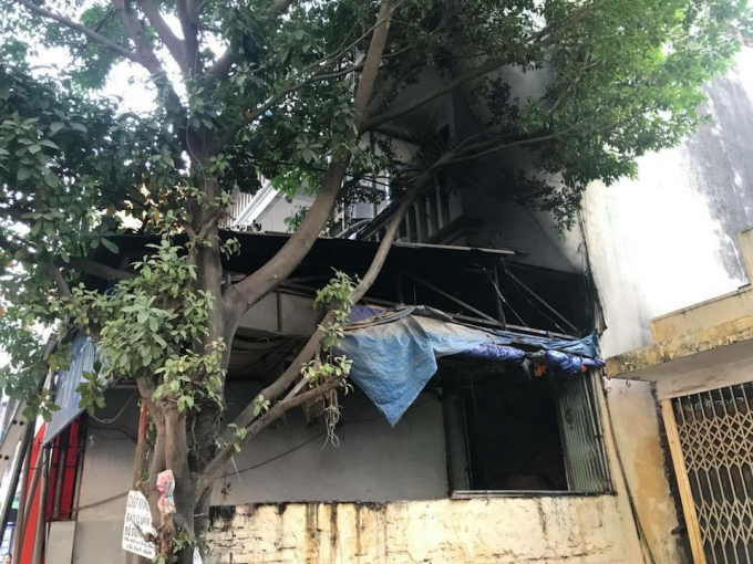 Cửa h&agrave;ng ch&aacute;y l&uacute;c rạng s&aacute;ng.&nbsp;