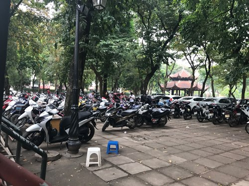 Chuyện xảy ra với b&atilde;i tr&ocirc;ng xe của Văn Miếu &ndash; Quốc Tử Gi&aacute;m tưởng chừng nhỏ, nhưng do động chạm tới lợi &iacute;ch của một nh&oacute;m người, cho n&ecirc;n gần đ&acirc;y họ ra sức biện minh cho h&agrave;nh vi x&acirc;m phạm khu di t&iacute;ch của họ nhiều năm qua bằng những l&yacute; lẽ l&agrave; chỉ v&igrave; mục đ&iacute;ch phục vụ kh&aacute;ch tham quan.