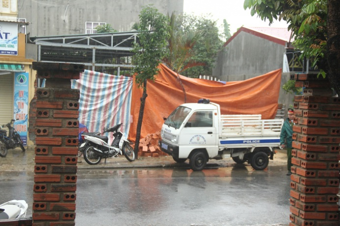 B&ecirc;n ngo&agrave;i ng&ocirc;i nh&agrave; ph&aacute;t hiện sự việc được che chắn để tiến h&agrave;nh kh&aacute;m nghiệm hiện trường.