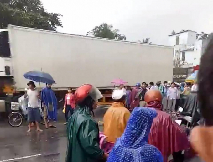 Nguy&ecirc;n nh&acirc;n ban đầu nhận định l&agrave;&nbsp;khi b&eacute; g&aacute;i đi xe đạp rẽ qua đường c&ograve;n &ocirc;t&ocirc; tải chạy đằng sau với tốc độ cao đ&atilde; c&aacute;n qua người ch&aacute;u b&eacute;.