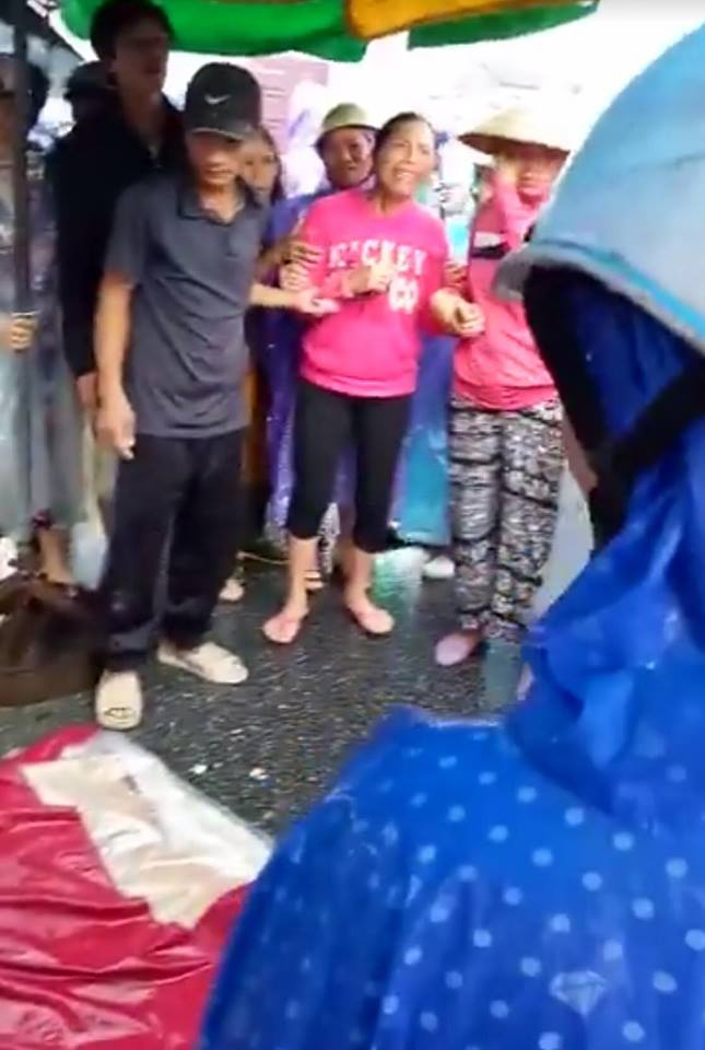 Ch&aacute;u b&eacute; tử vong tại chỗ sau vụ tai nạn.