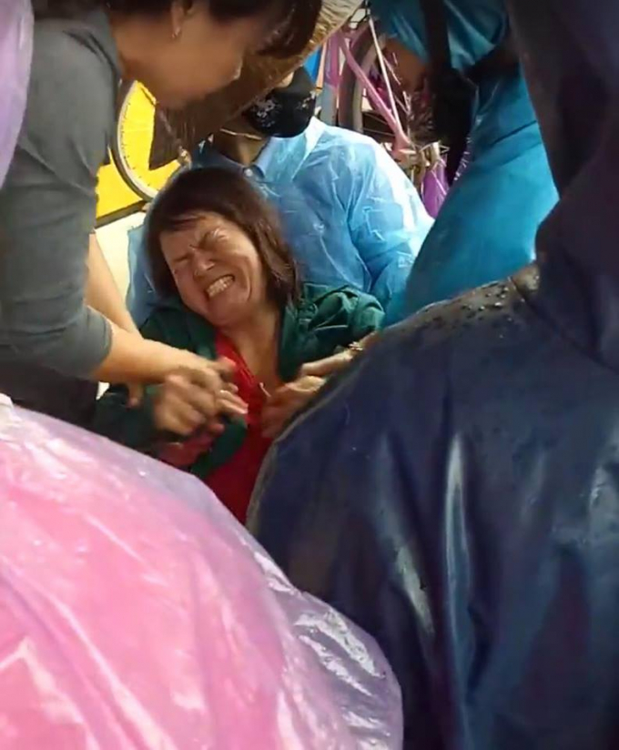 Người th&acirc;n ch&aacute;u b&eacute; đau đớn chứng kiến sự việc.