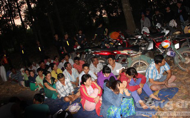 Những người tham gia đ&aacute;nh bạc.