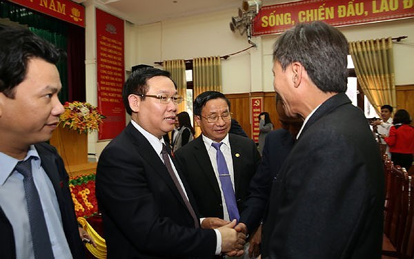 Ph&oacute; Thủ tướng Vương Đ&igrave;nh Huệ trao đổi với c&aacute;c cử tri huyện Đức Thọ