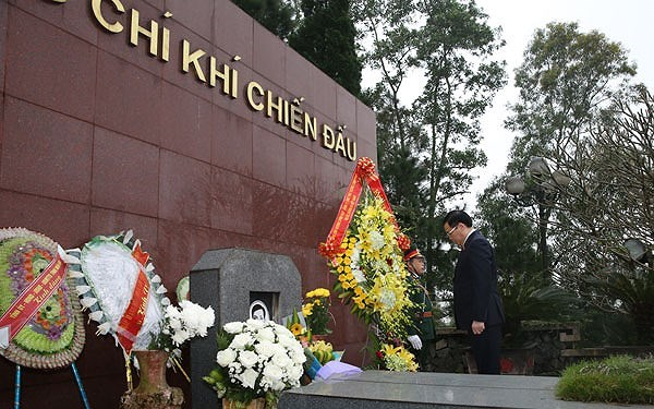 Ph&oacute; Thủ tướng Vương Đ&igrave;nh Huệ d&acirc;ng hương đồng ch&iacute; Tổng B&iacute; thư Trần Ph&uacute;