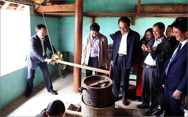 Ph&oacute; Thủ tướng thăm quan m&ocirc; h&igrave;nh n&ocirc;ng th&ocirc;n mới ở x&atilde; Xu&acirc;n Mỹ